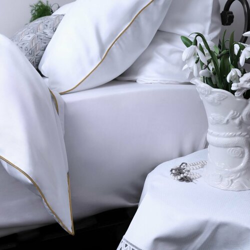 Комплект постельного белья из премиального тенселя, 1,5-спальный, в белом цвете с песочно-бежевым кантом от Mollen