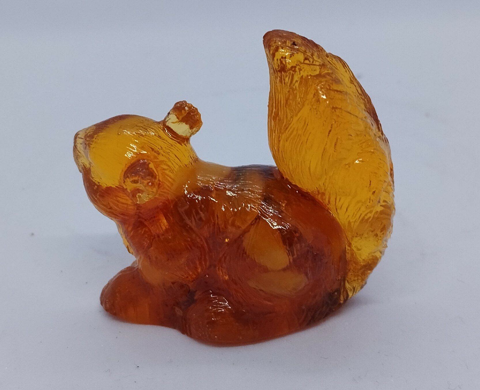 Янтарная фигурка Белочка с орешком, 20 грамм — фото 1