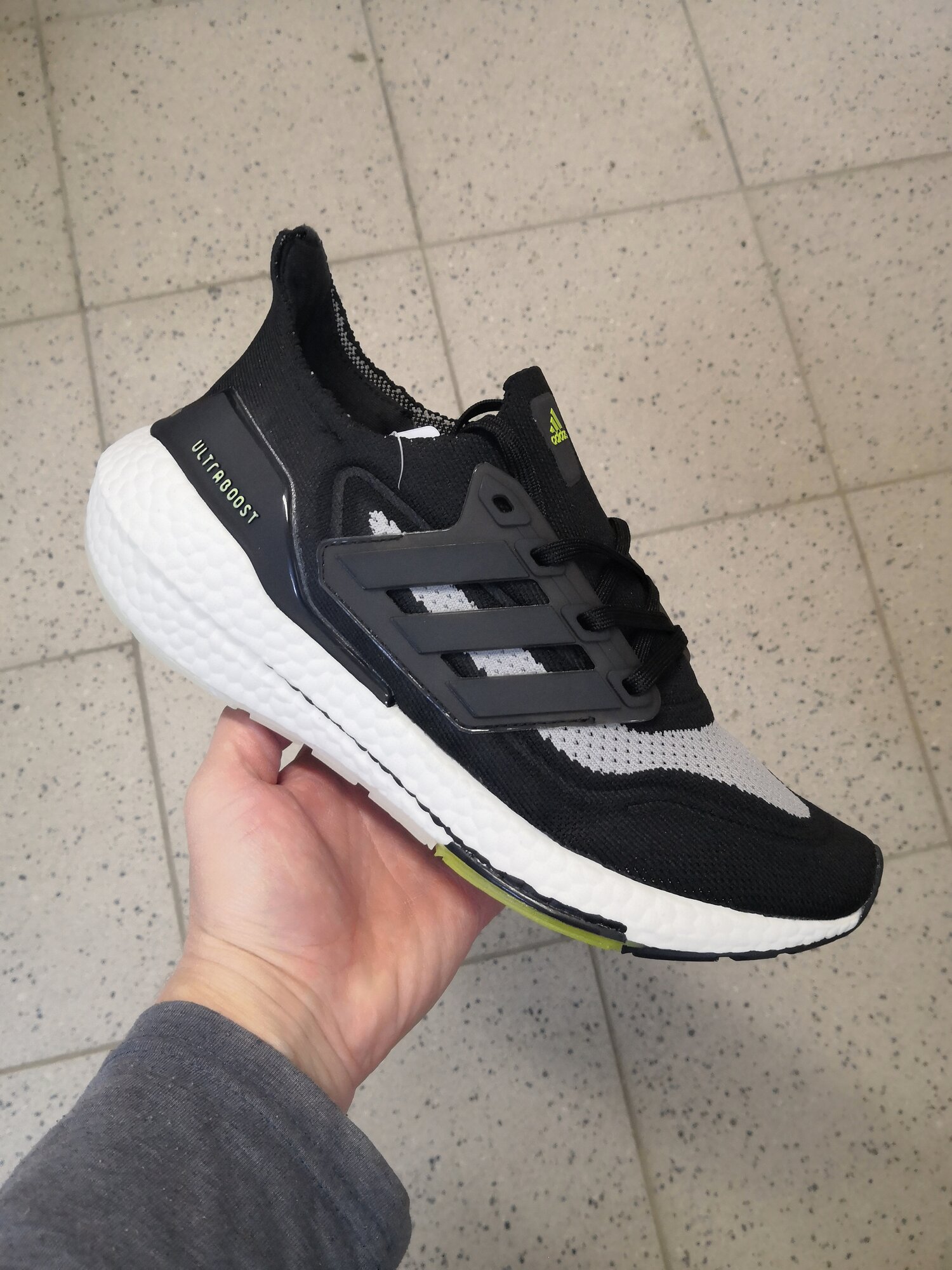 Кроссовки adidas Ultraboost 22