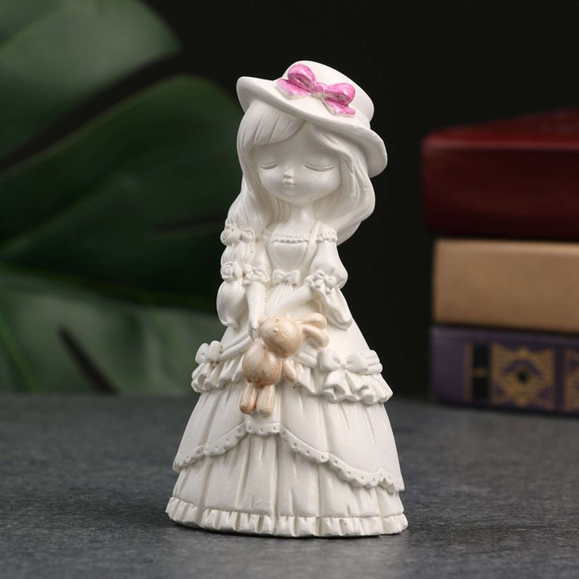 Статуэтка Sima "Девочка с зайкой", гипс, перламутр, белая, 11 см