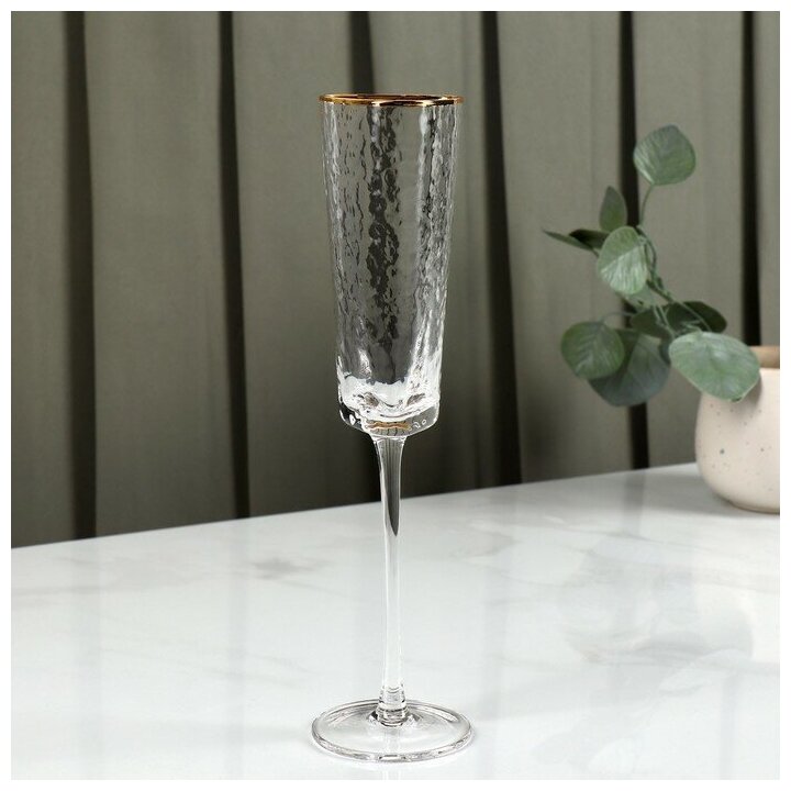 фото Бокал стеклянный для шампанского Magistro «Жемчуг», 180 мл, 5,5×26 см, форма треугольник, с золотой отводкой