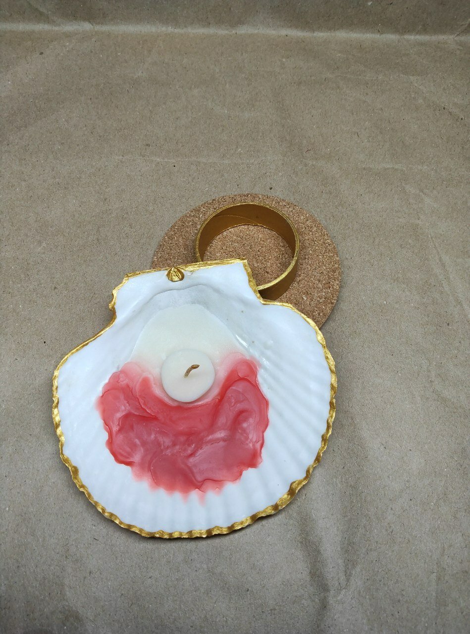 Свеча ручной работы "В сердце моря" гребешок с икрой в морской раковине — фото 1