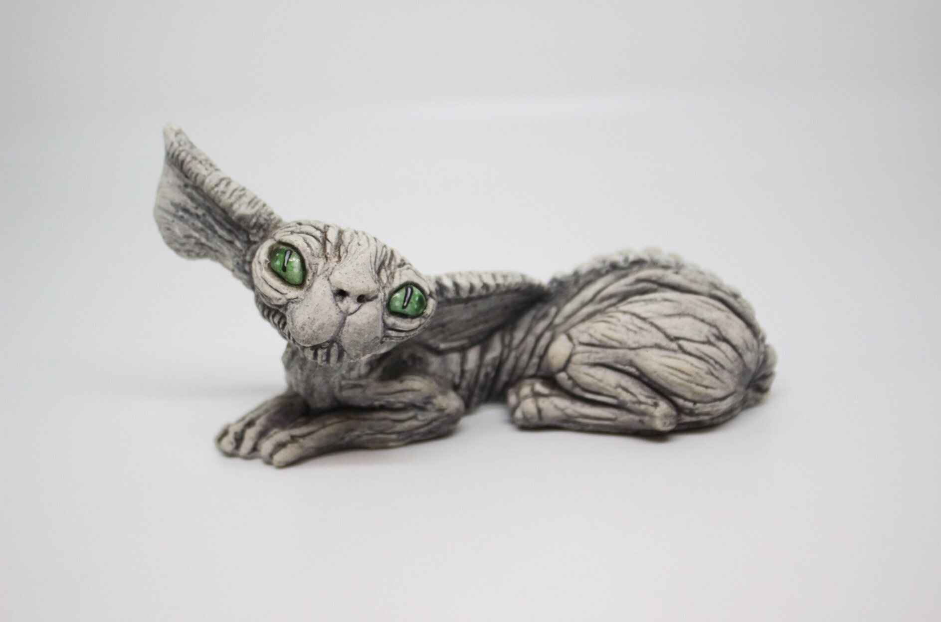 Статуэтка кот сфинкс серый зеленоглазый