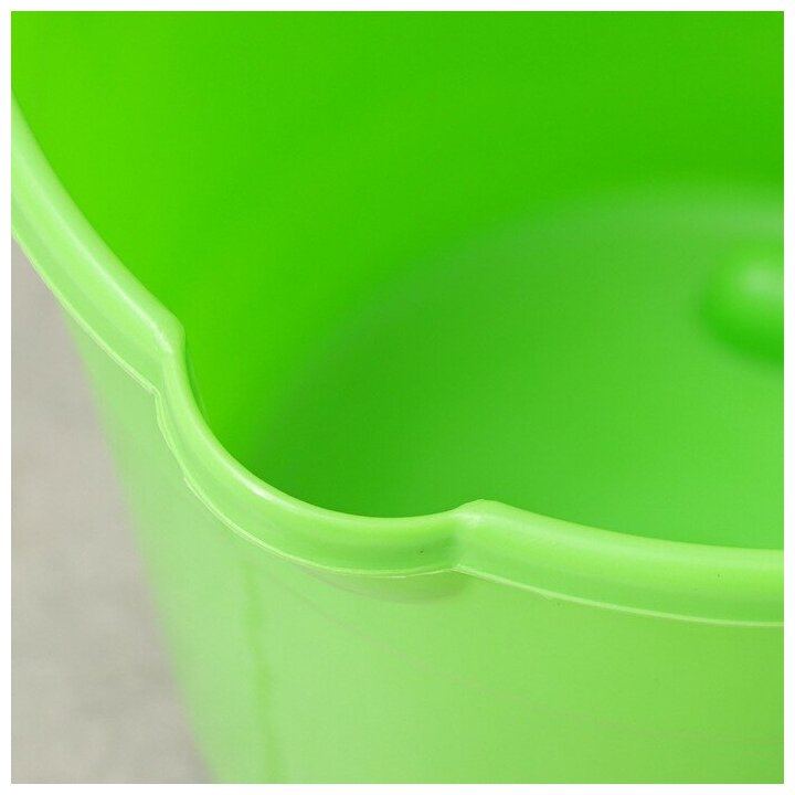 Ведро со сливом круглое, 10 л, d=28 см, h=24 см, цвет зелёный - фотография № 3