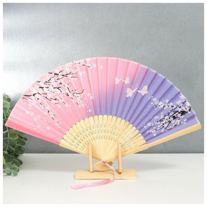 фото Веер бамбук, текстиль h=21 см "Бабочки в сакуре" сиренево-розовый, с кисточкой