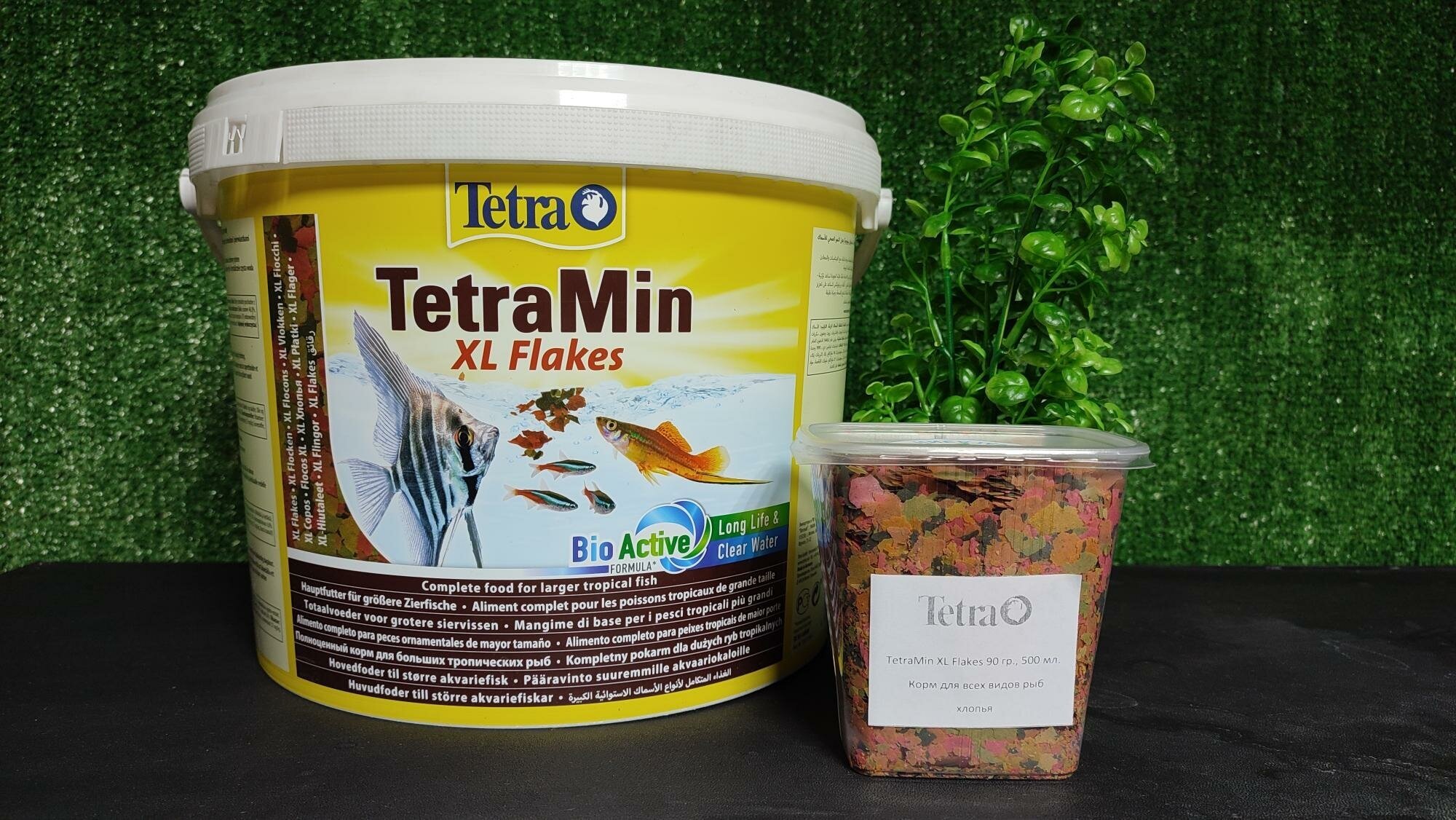 Корм хлопья для всех видов тропических рыб 90 гр., 500 мл. Tetra TetraMin XL Flakes - фотография № 1