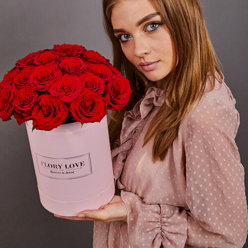 Изображение товара Яркая, стильная композиция из 25 красных роз в шляпной коробке.