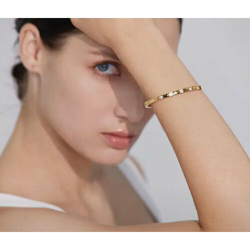 фото Жесткий браслет, swarovski zirconia, циркон, 1 шт., диаметр 6 см, золотой sorona jewelry