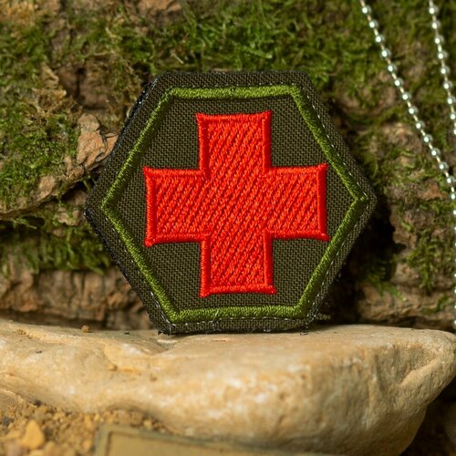 Нашивка-патч медицинский крест вышитая на липучке 55х5 олива 750₽