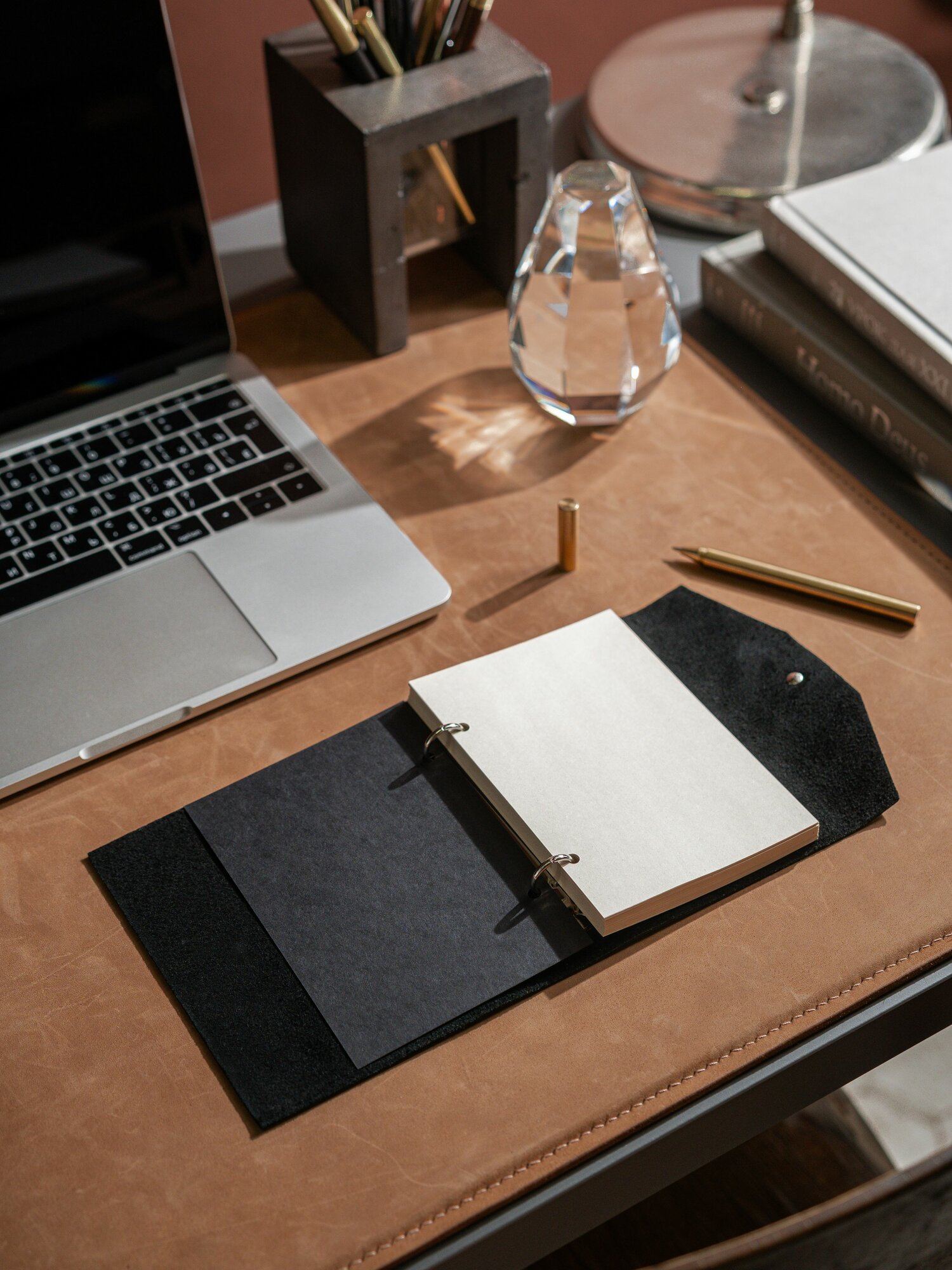 Ежедневник недатированный А6 из натуральной кожи на кольцах со сменными блоками/Карманный кожаный ежедневник — фото 1