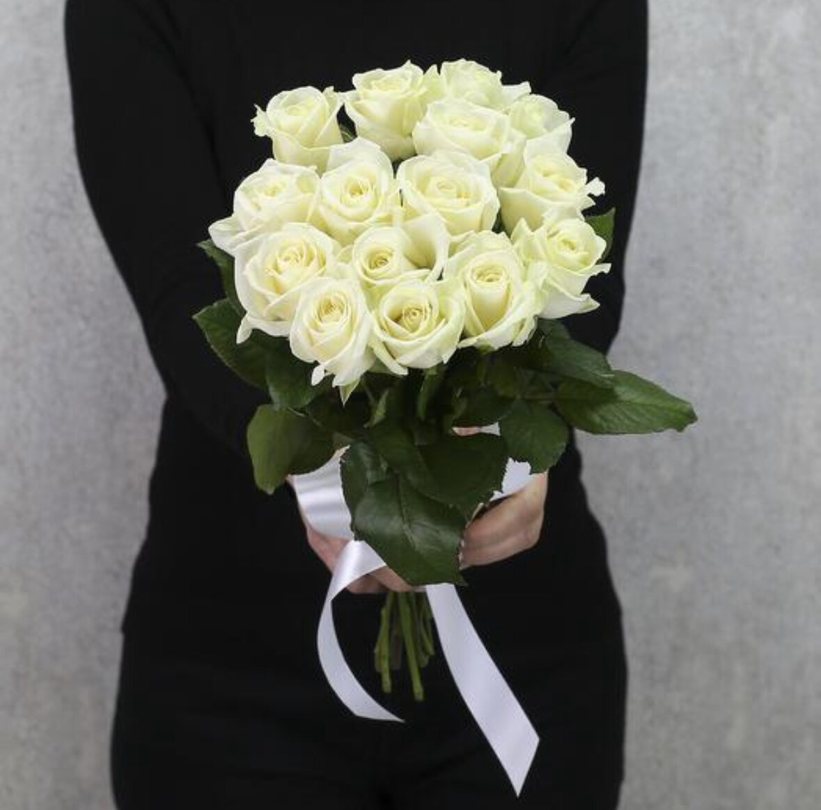 Живые цветы букет из белых роз  белые розы сорт Аваланж 15 шт 40  букет белых роз под ленту