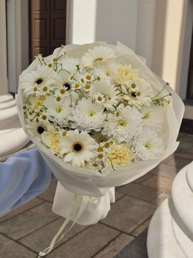 Авторский букет из белых ромашек  гербер и хризантем «Счастье»