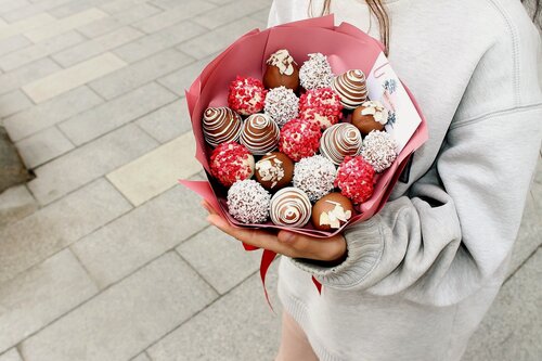 Изображение товара Букет «Aurora» из клубники в белом и молочном бельгийском шоколаде Callebaut! Сублимированная малина в сочетание с белым бельгийским шоколадом очень вкусно и ароматно!