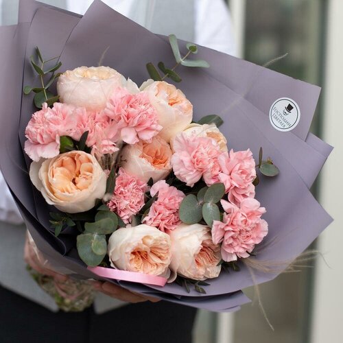 Авторский букет свежих цветов розово-персиковая композиция из пионовидных роз "Джульетта" и гвоздик "Нежный Гарри"