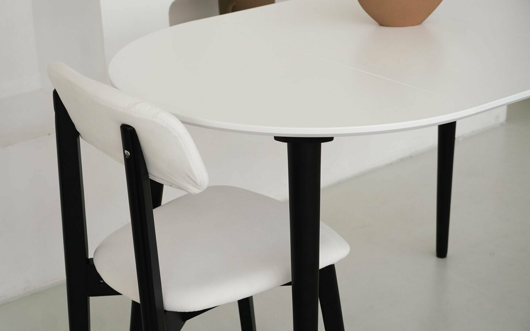 Мягкий кухонный стул бинго, белый с чёрными ножками - фотография № 8