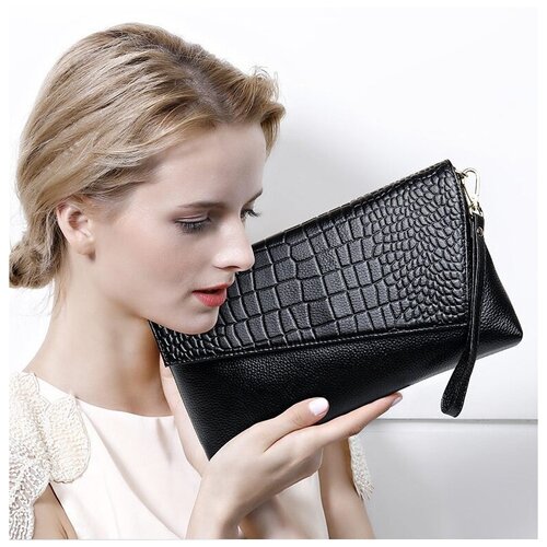 фото Компактная женская сумка-клатч из натуральной кожи с ремешком noname