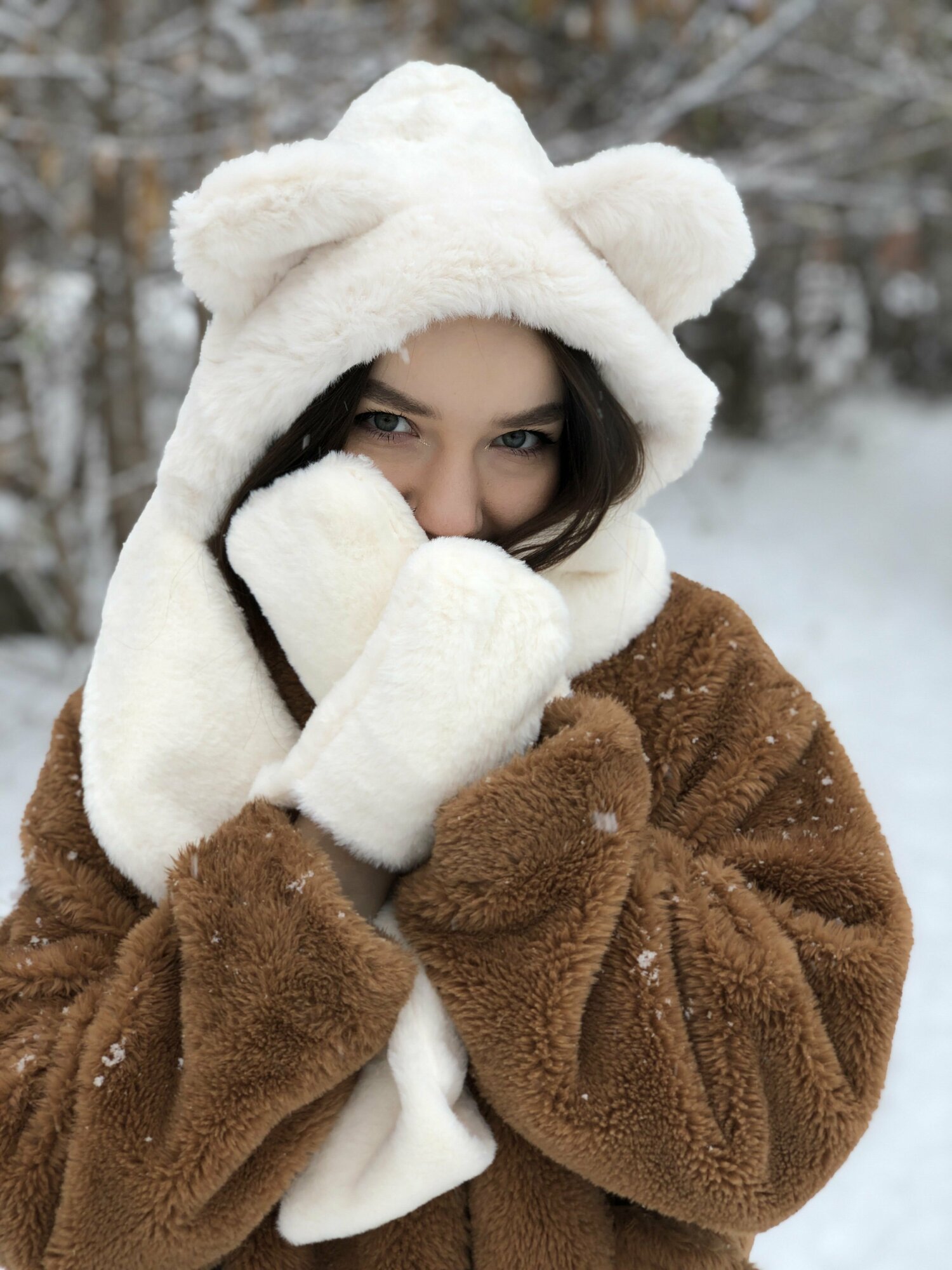 фото Шапка с ушками мишка меховая варежки капор шарф 3 в 1 белая