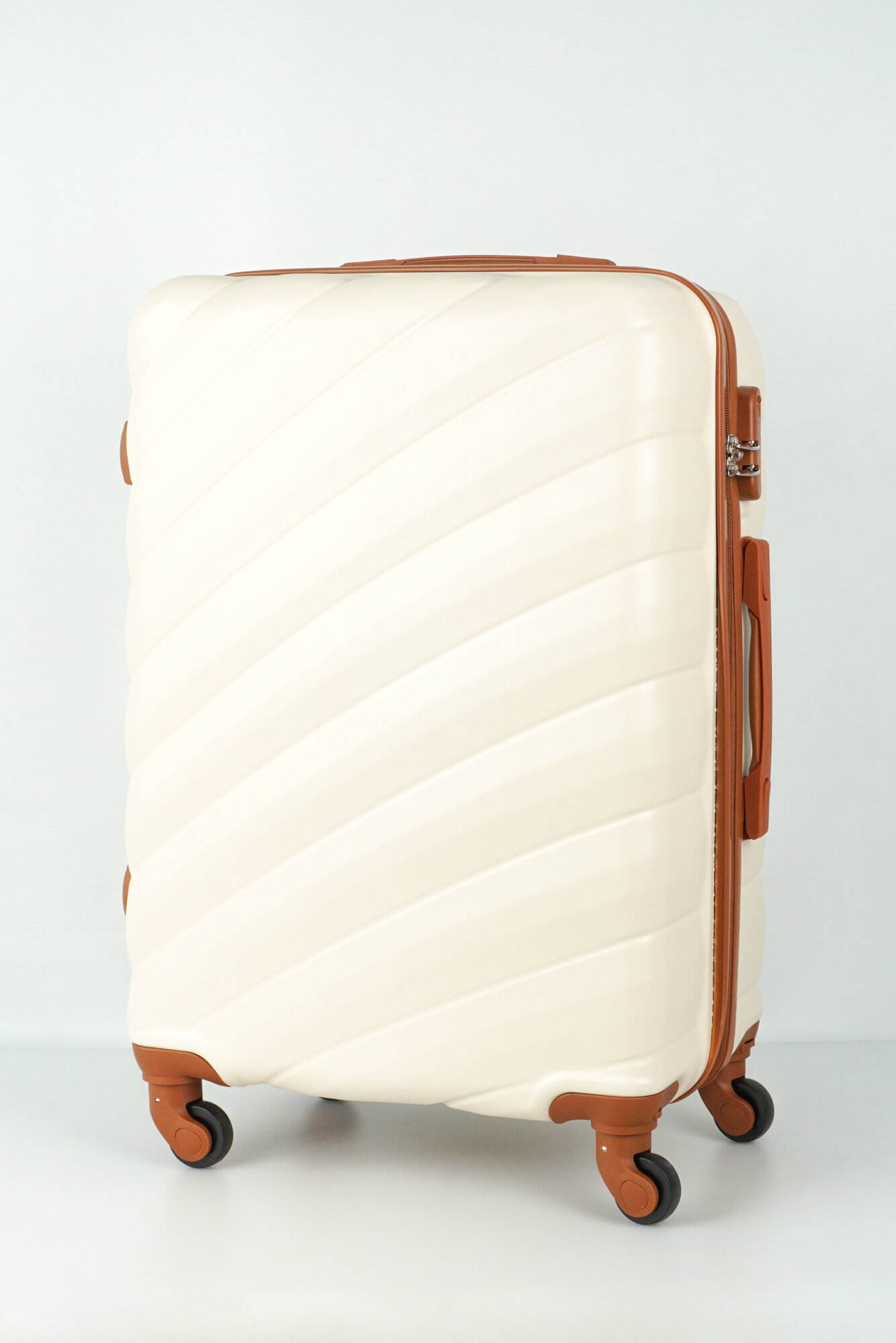 Чемодан Tripbags (Lotus) средний из ABS пластика на 4-х съемных колесах с кодовым замком бежевый с коричневым M