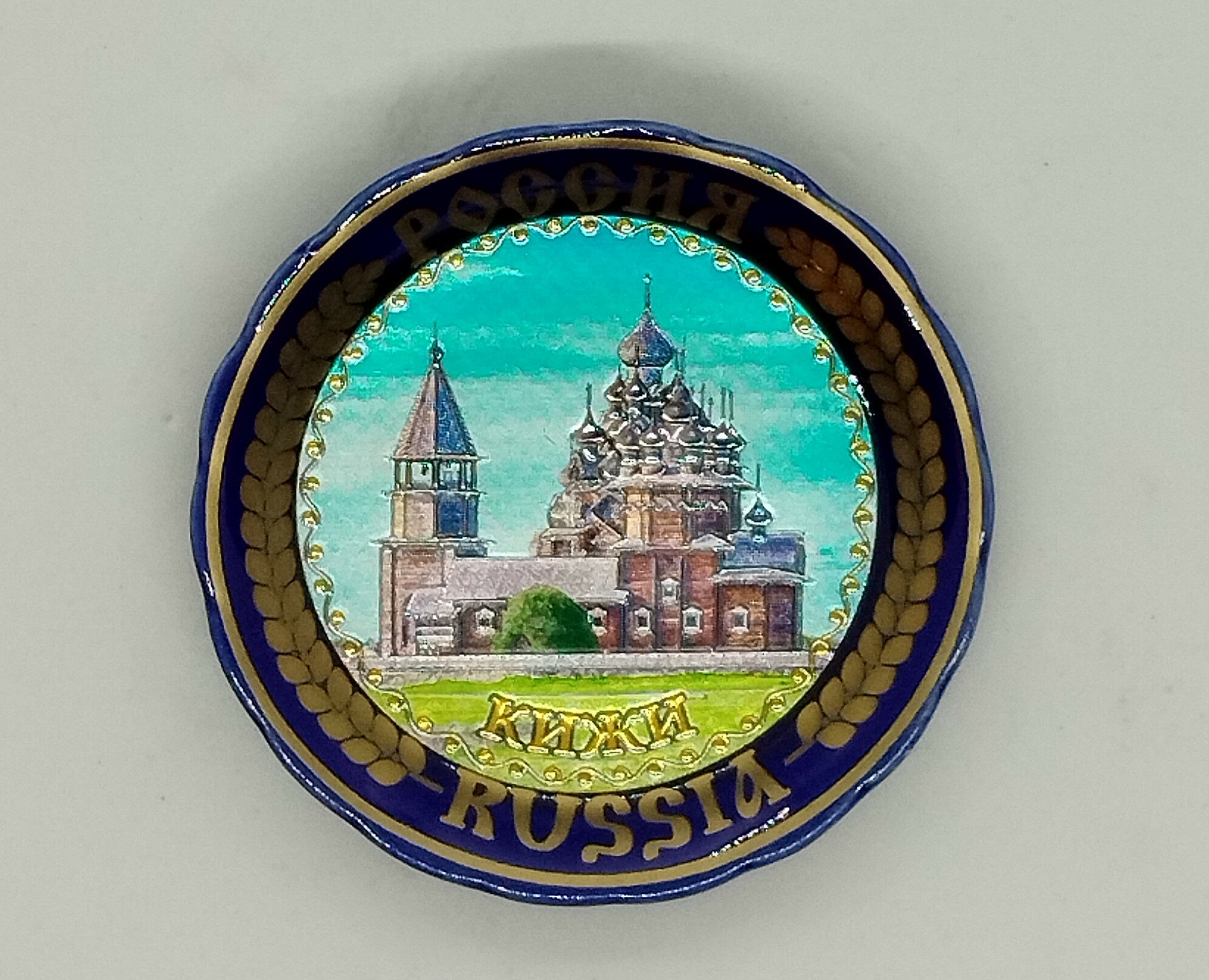 Магнит-тарелка , синяя с фольгой Кижи. — фото 1