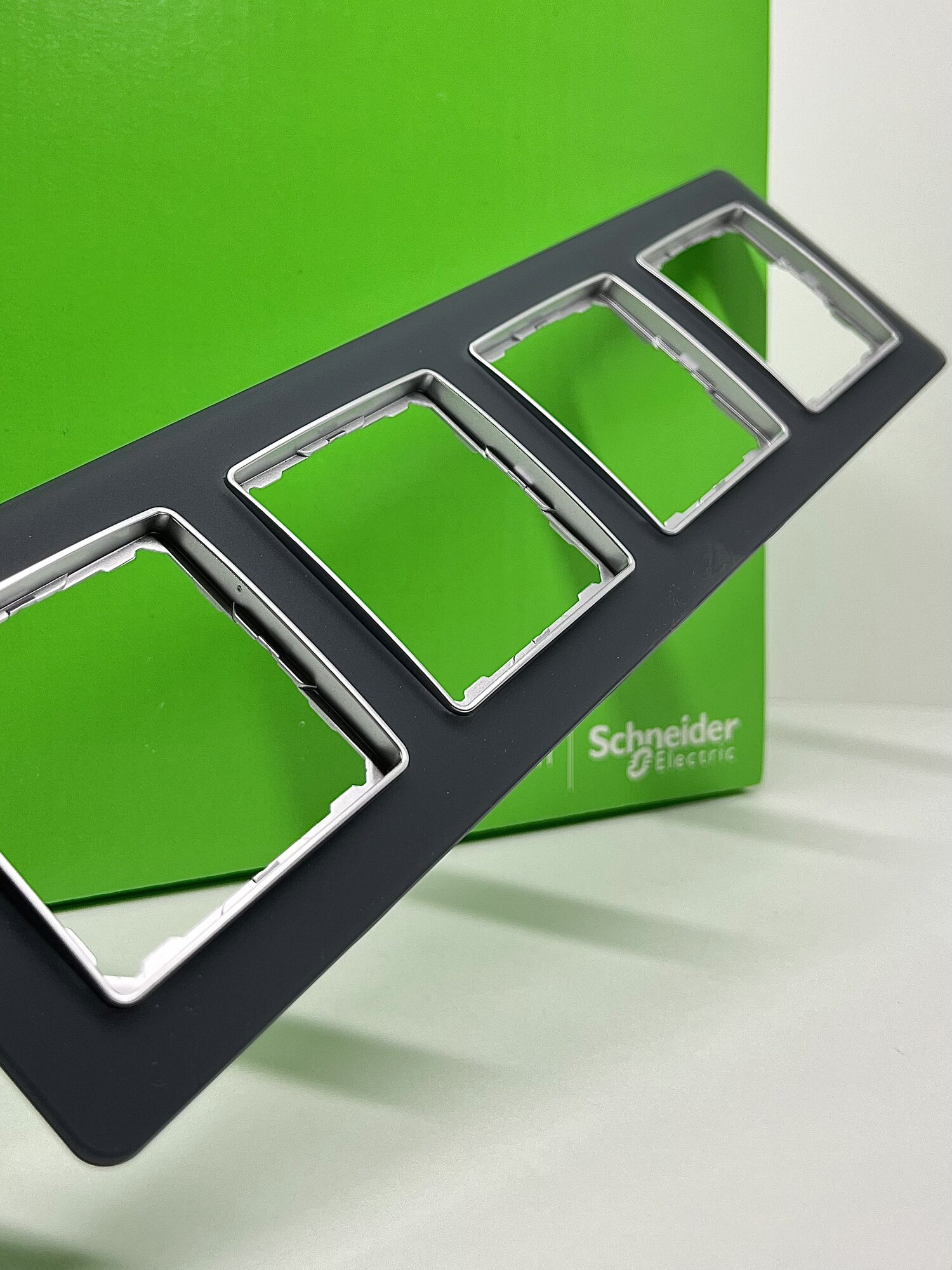 Рамка 4-постовая универсальная Schneider Electric Sedna Design, дымчатое стекло SDD362804