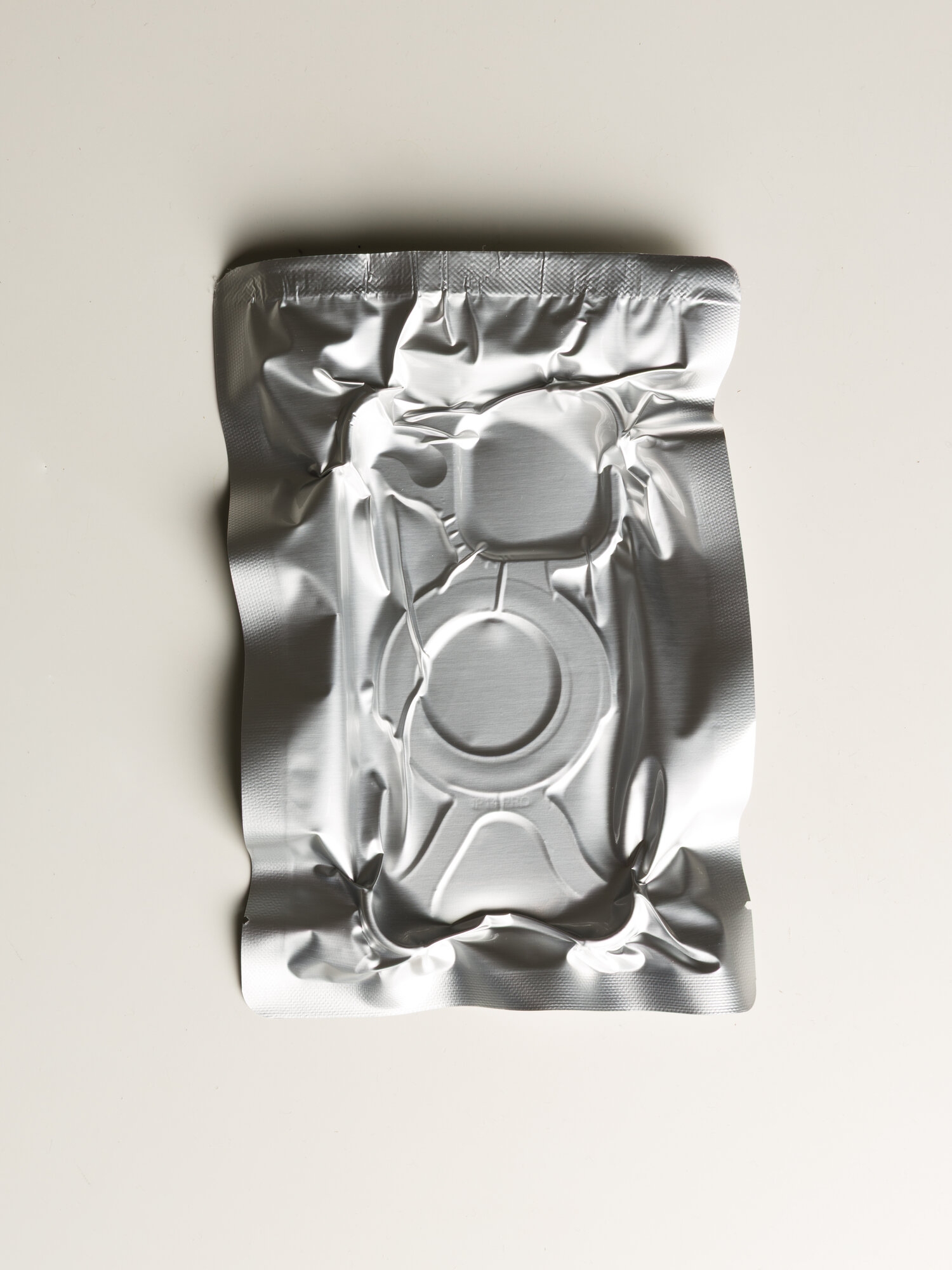 Чехол металлического цвета на iphone 14 pro max c фигурным вырезом. — фото 1