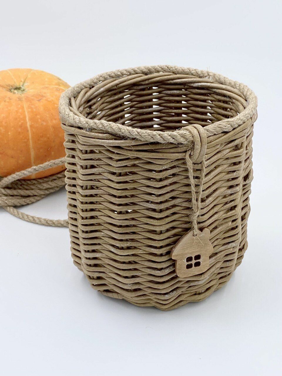 Корзинка плетеная кашпо из бумажной лозы для хранения, декора - фотография № 1