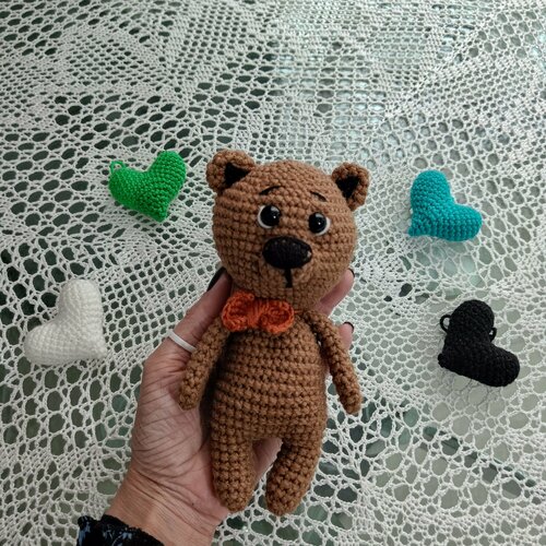 Вязанный медвежонок на ладошке