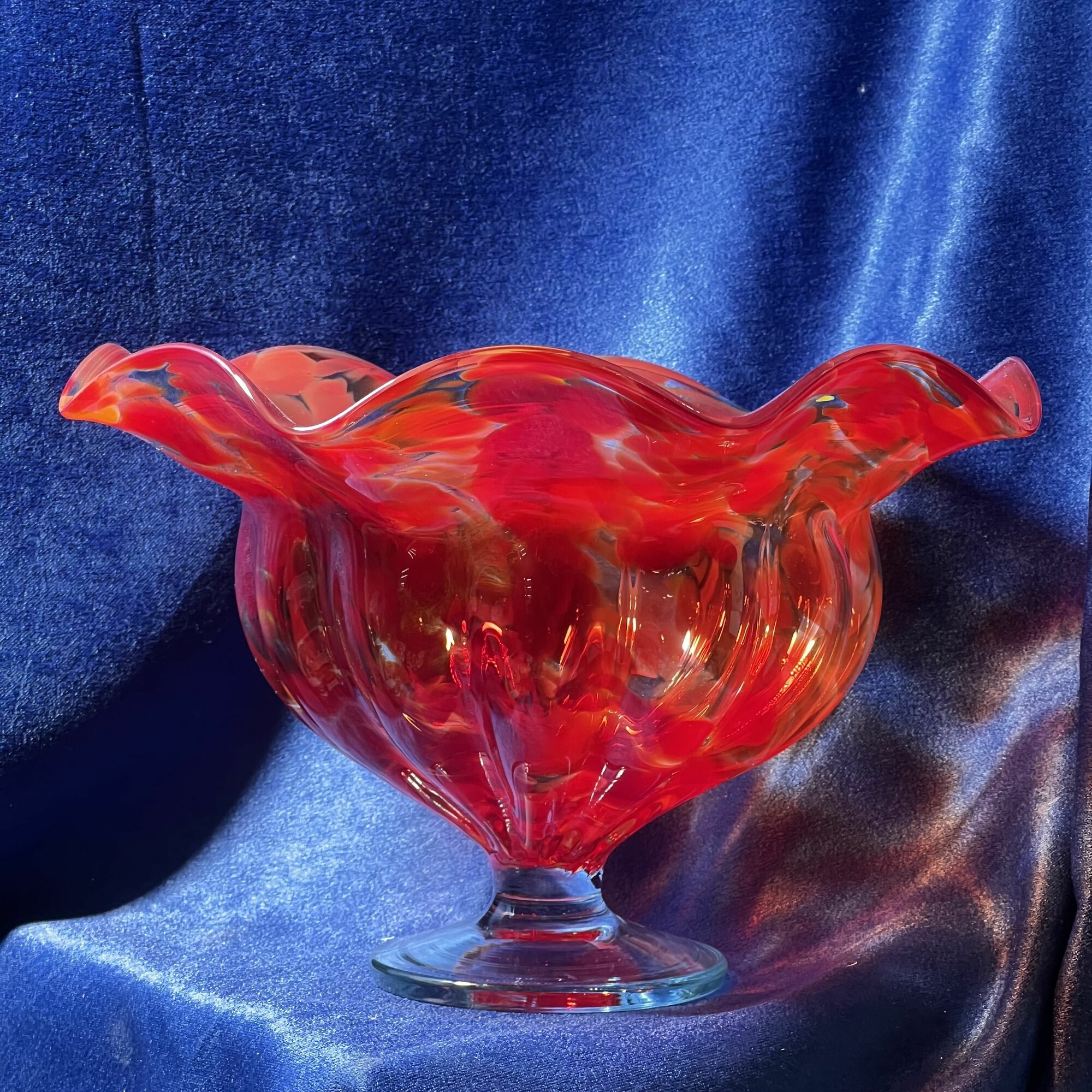 фото Ваза конфетница на ножке из цветного стекла красная