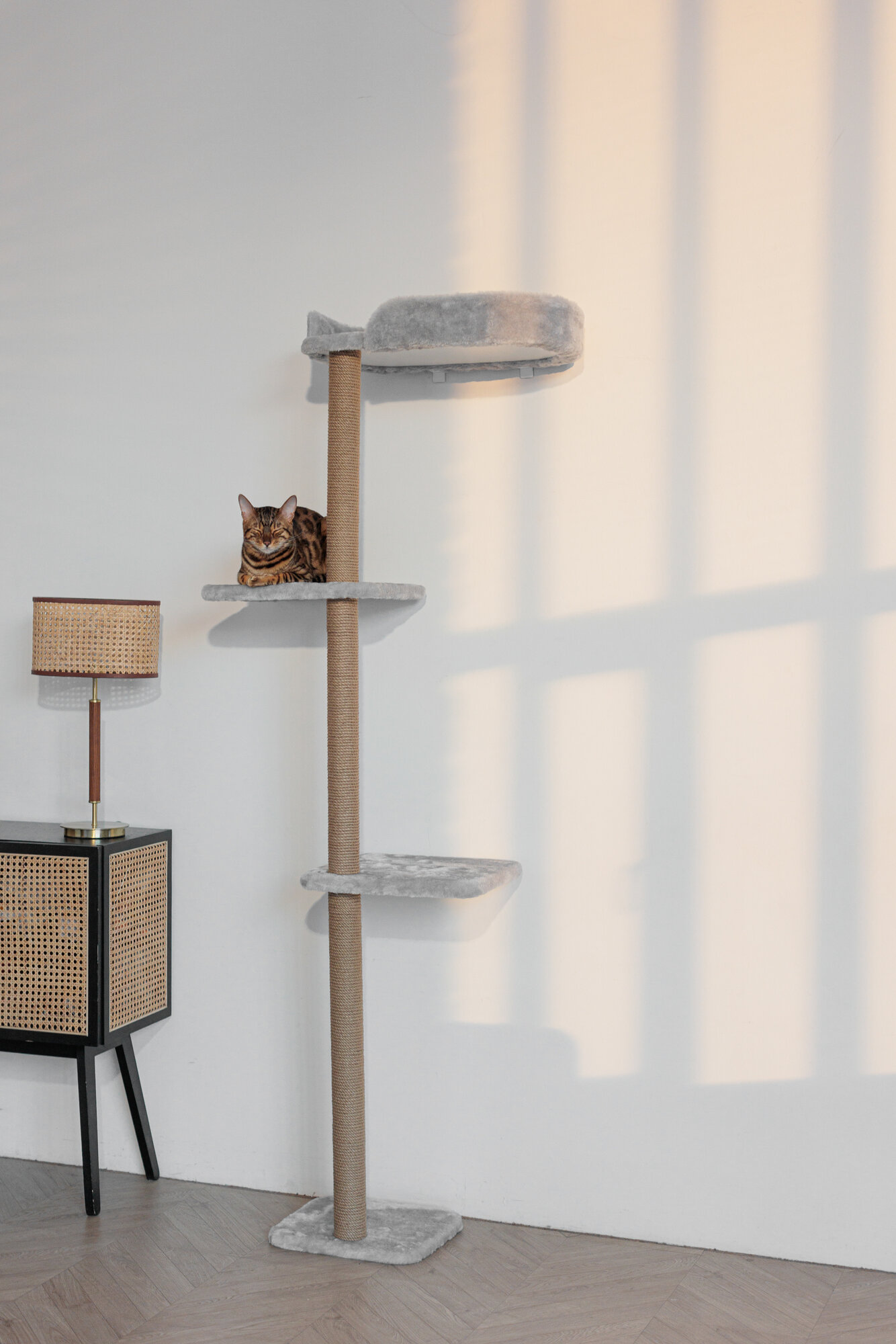 Изображение Высокая когтеточка-столбик с лежанкой для кошки настенная комплекс 2 метра серая