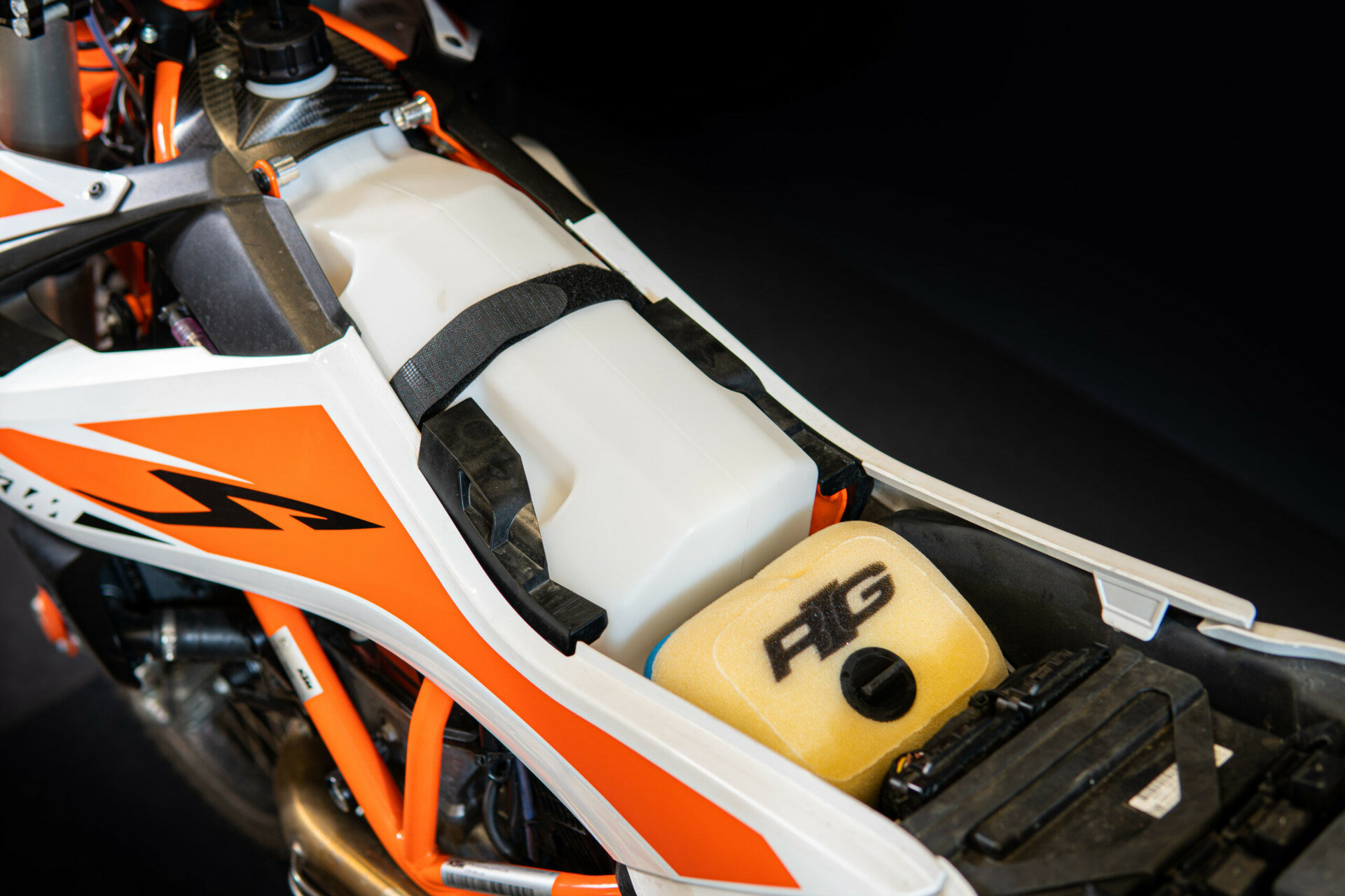 Дополнительный бак и впускной короб с паролоновым фильтром Rade Garage KTM 690 2019>