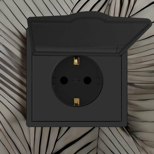 Розетка электрическая влагозащищенная черная 16А с заземлением и шторками VOLT GEO механизм 950₽