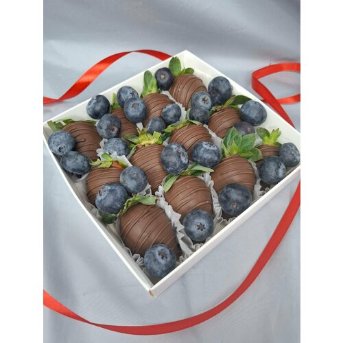 Клубника в шоколаде ПРЕМИУМ 9-12 ягод с голубикой 