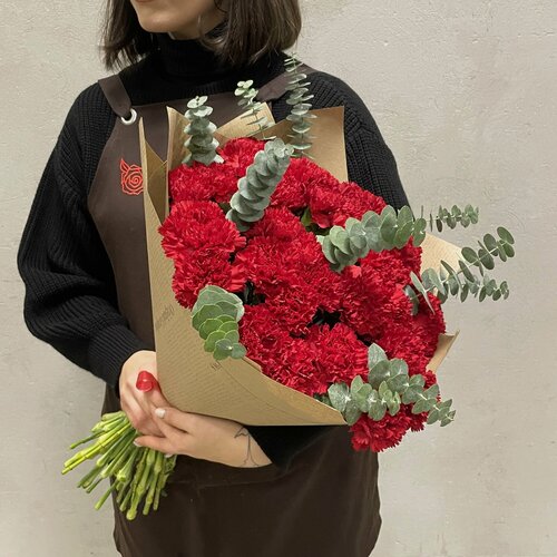 Изображение товара Живые цветы букет красных гвоздик с эвкалиптом 39 шт. в крафтовой упаковке "Красная заря"