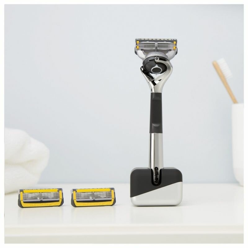 Подарочный набор для мужчин Gillette Fusion ProShield, Бритва, 3 сменных кассет, подставка — фото 1