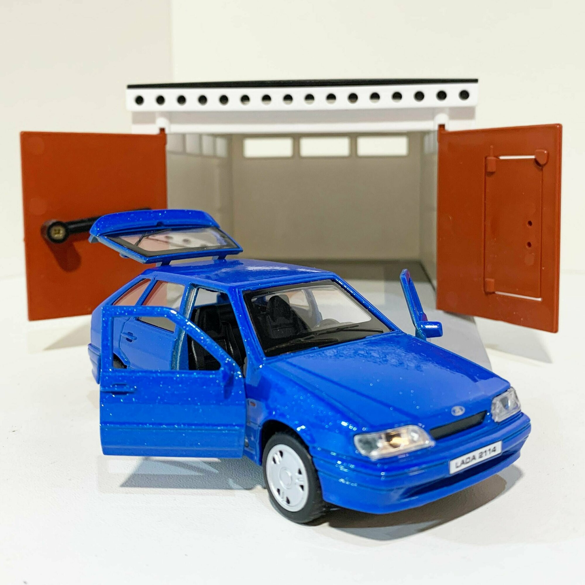 Гараж с распашными воротами и металлическая инерционная машинка ВАЗ 2114 с открывающимися дверями и багажником (синяя)