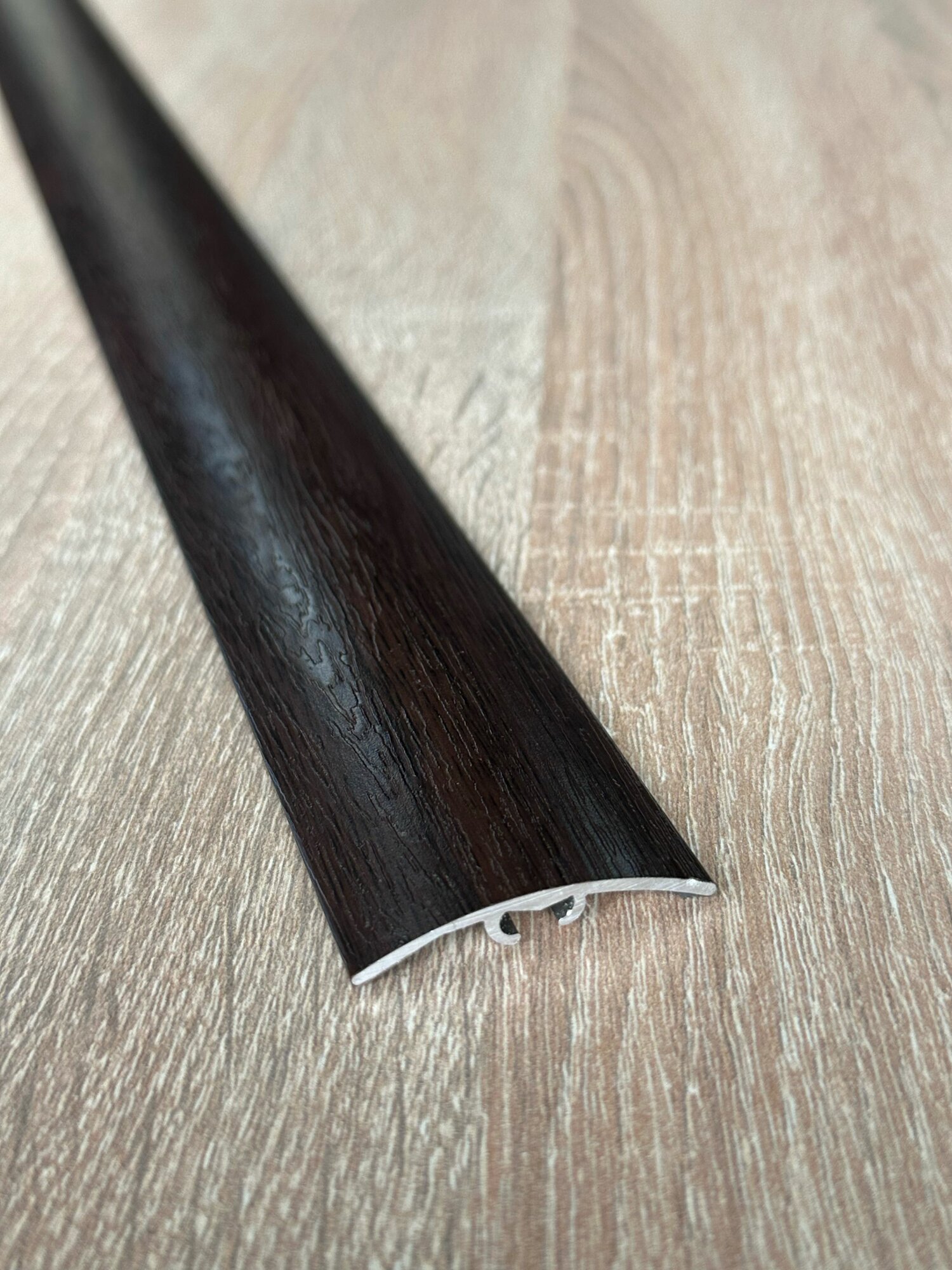 Порог со скрытым креплением напольный стыкоперекрывающий одноуровневый ширина 40 мм длина 2700 мм профиль-порожек алюминиевый - MP8 31 Орех текстурированный