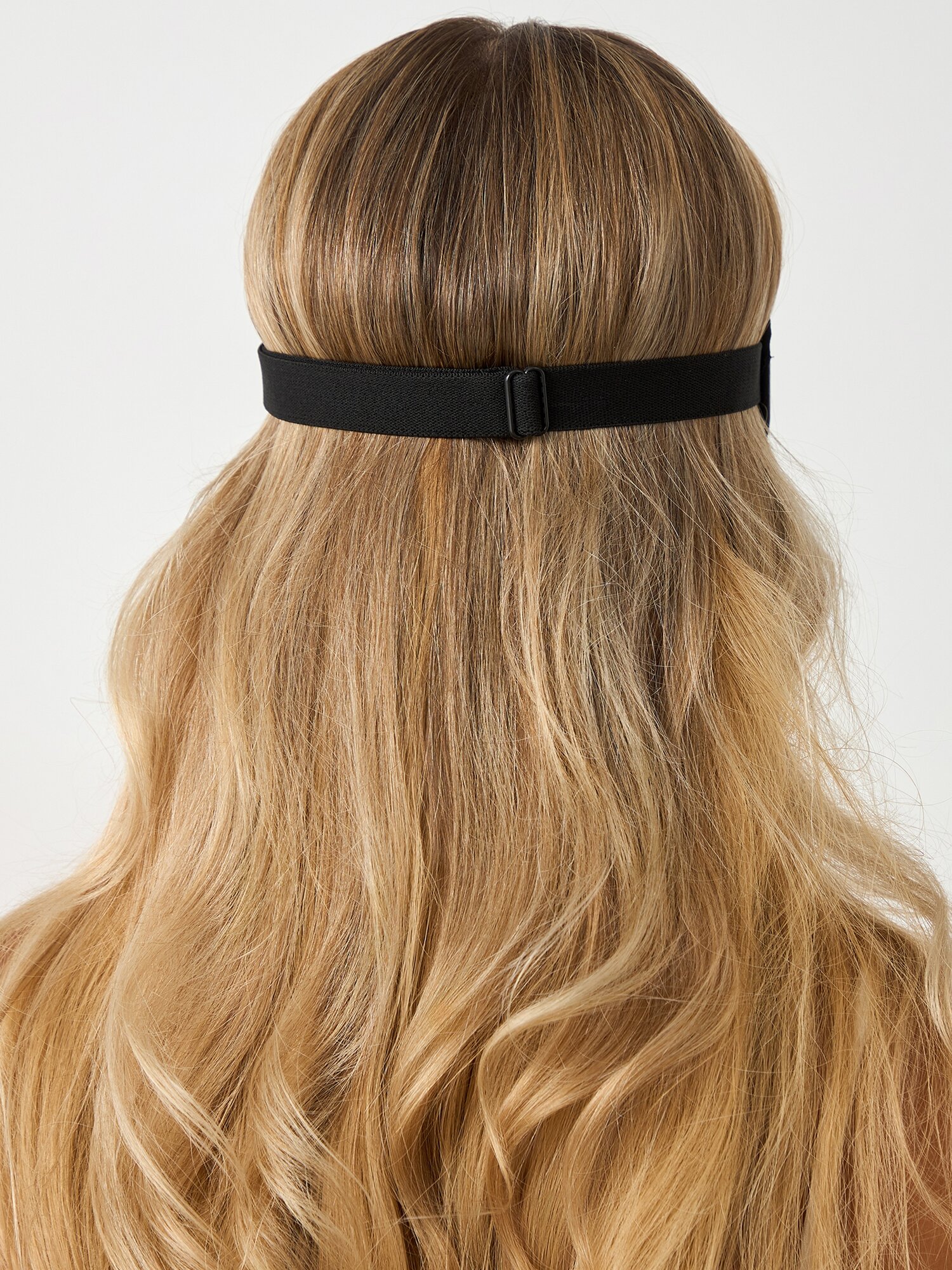 Сравнение черной матовой маски с гелевой и силиконовой масками на белом фоне