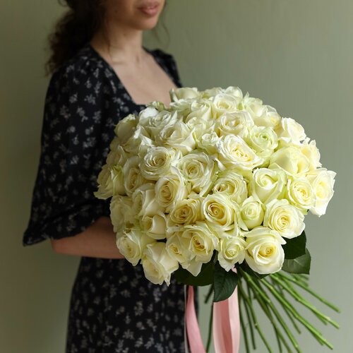 Моно букет из 51 классической белой розы «Аваланш».