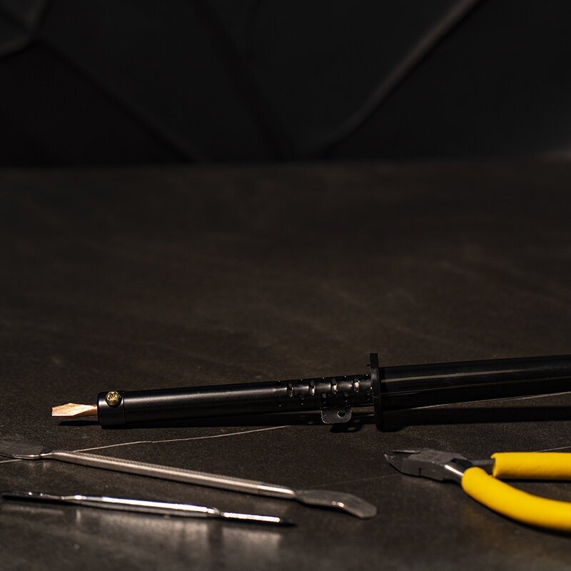 Электрический паяльник с пластиковой ручкой и спиральным нагревателем (40 Вт)