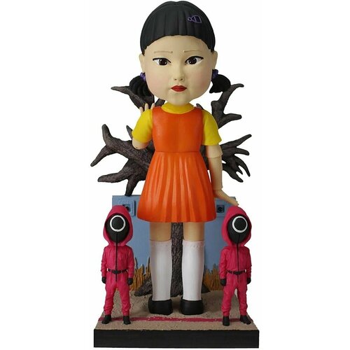 Кукла Ен Хи с охранниками Игра в кальмара фигурка-башкотряс 20см, Squid Game Young-hee w Guards
