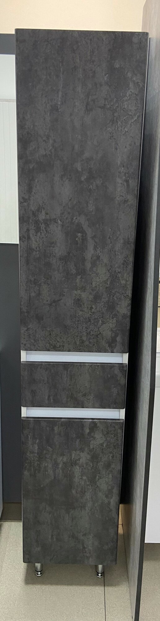 Шкаф-пенал напольный Дели универсальный (с корзиной) ПВХ бетон Арья / для ванной / шкаф - фотография № 1
