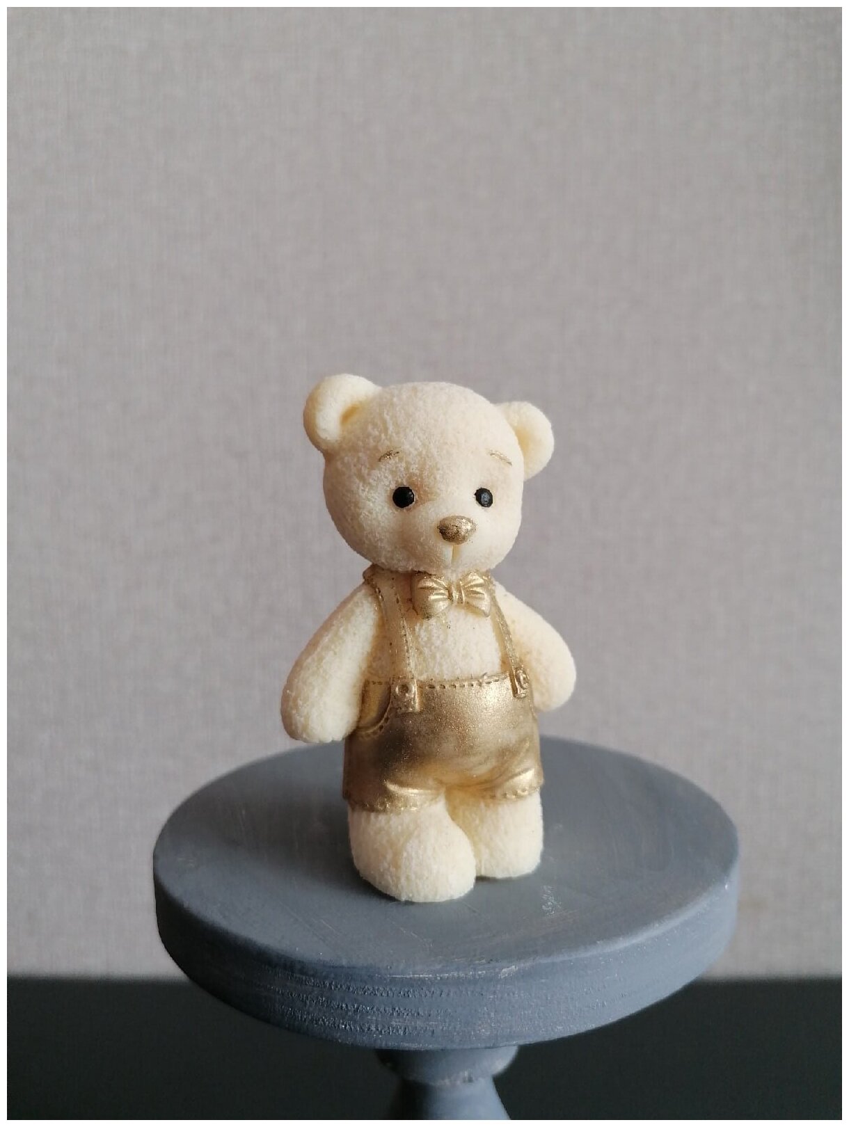 Шоколад бельгийский белый мишка мальчик, подарок ручной работы,фигурка на торт, 50 гр - фотография № 1