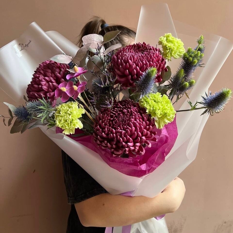 Букет цветов "Эффект бабочки" (бигуди, эрингиум, диантус, сухоцветы, эвкалипт)