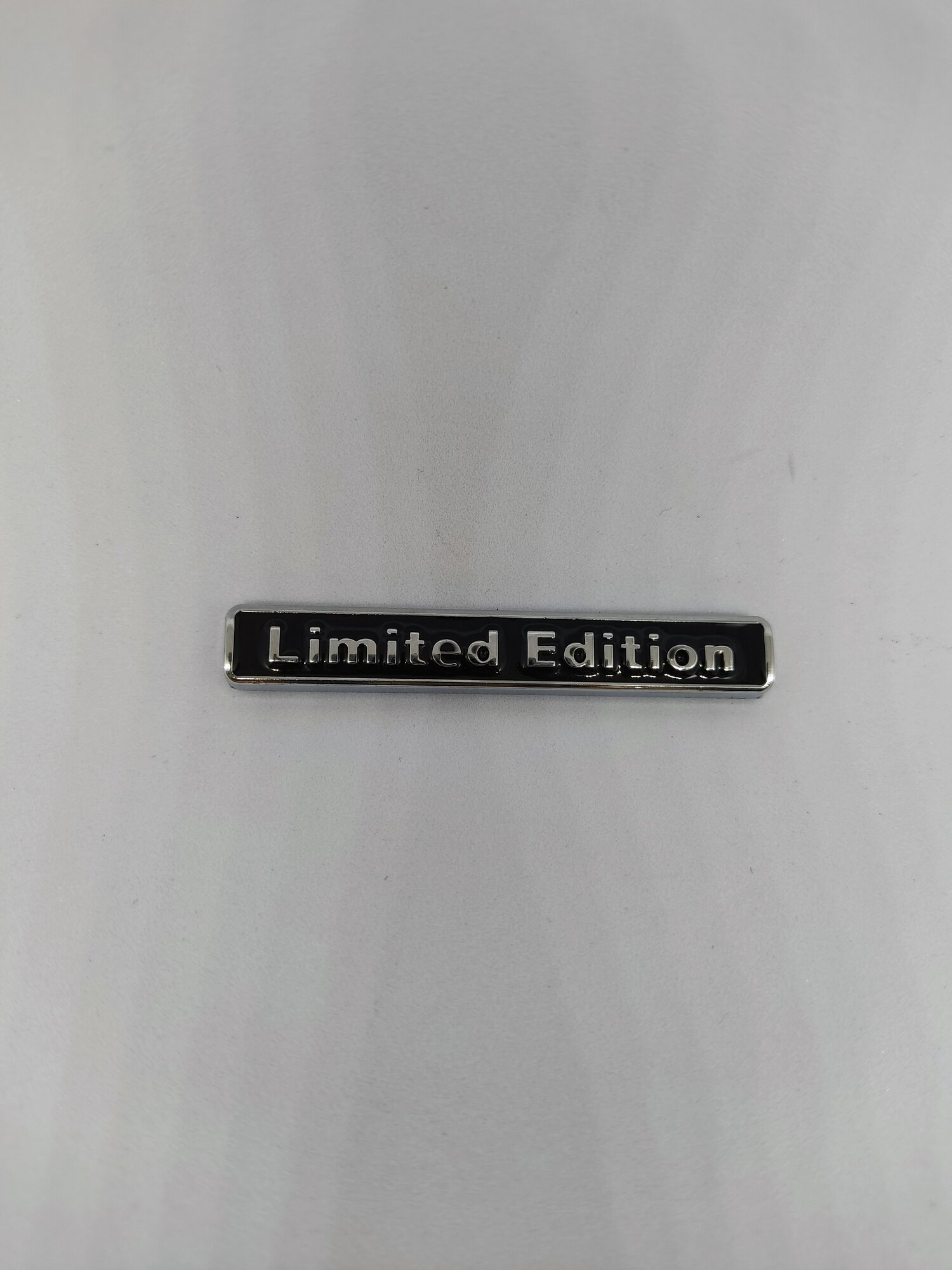 Шильдик "Limited Edition", металл, самоклеящаяся, черный фон