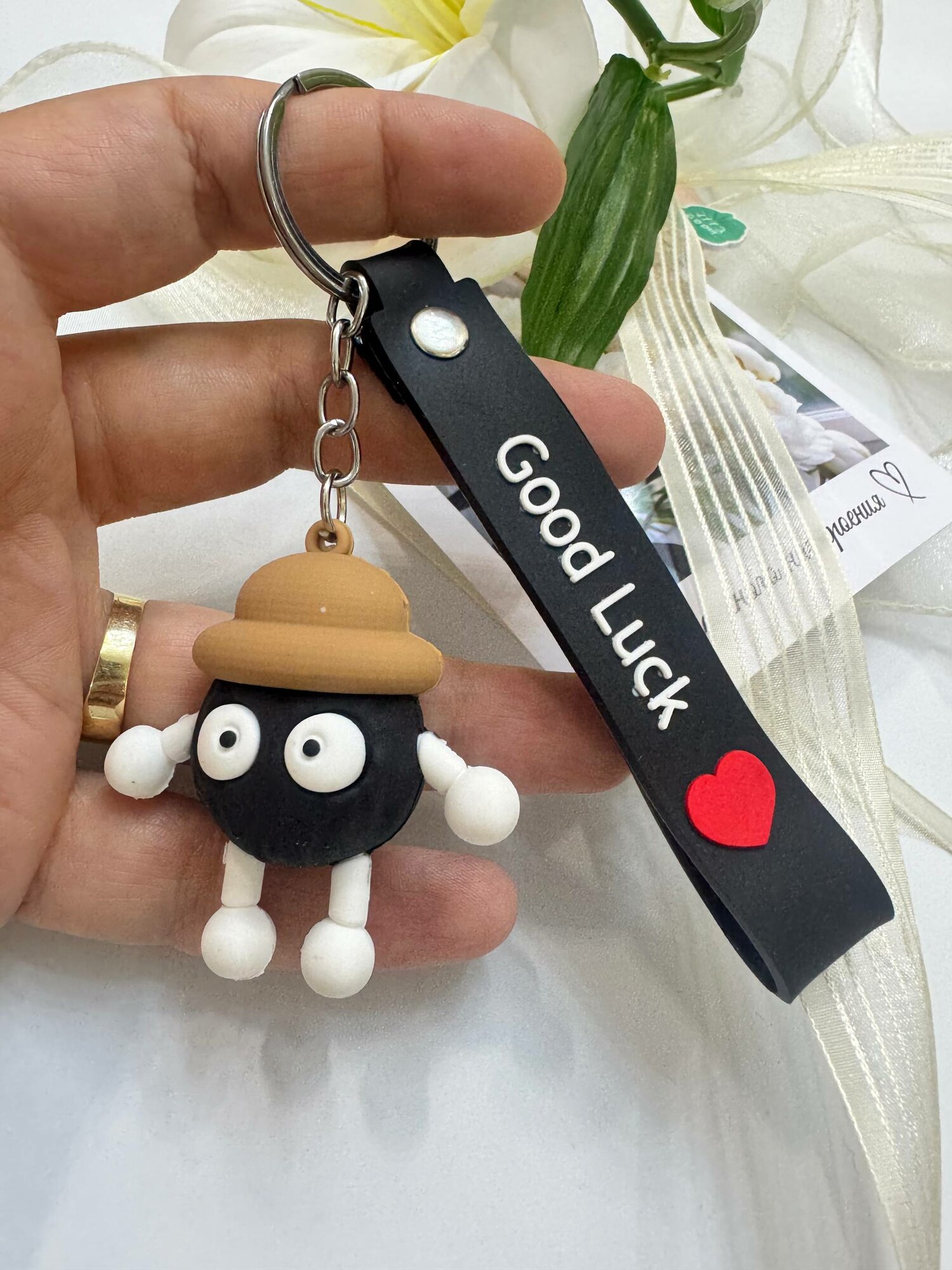 Брелок, коричневый, белый, черный — фото 1