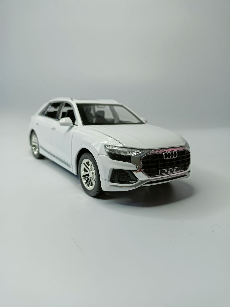 Коллекционная машинка игрушка металлическая Audi Q8 для мальчиков масштабная модель 1:24 белый