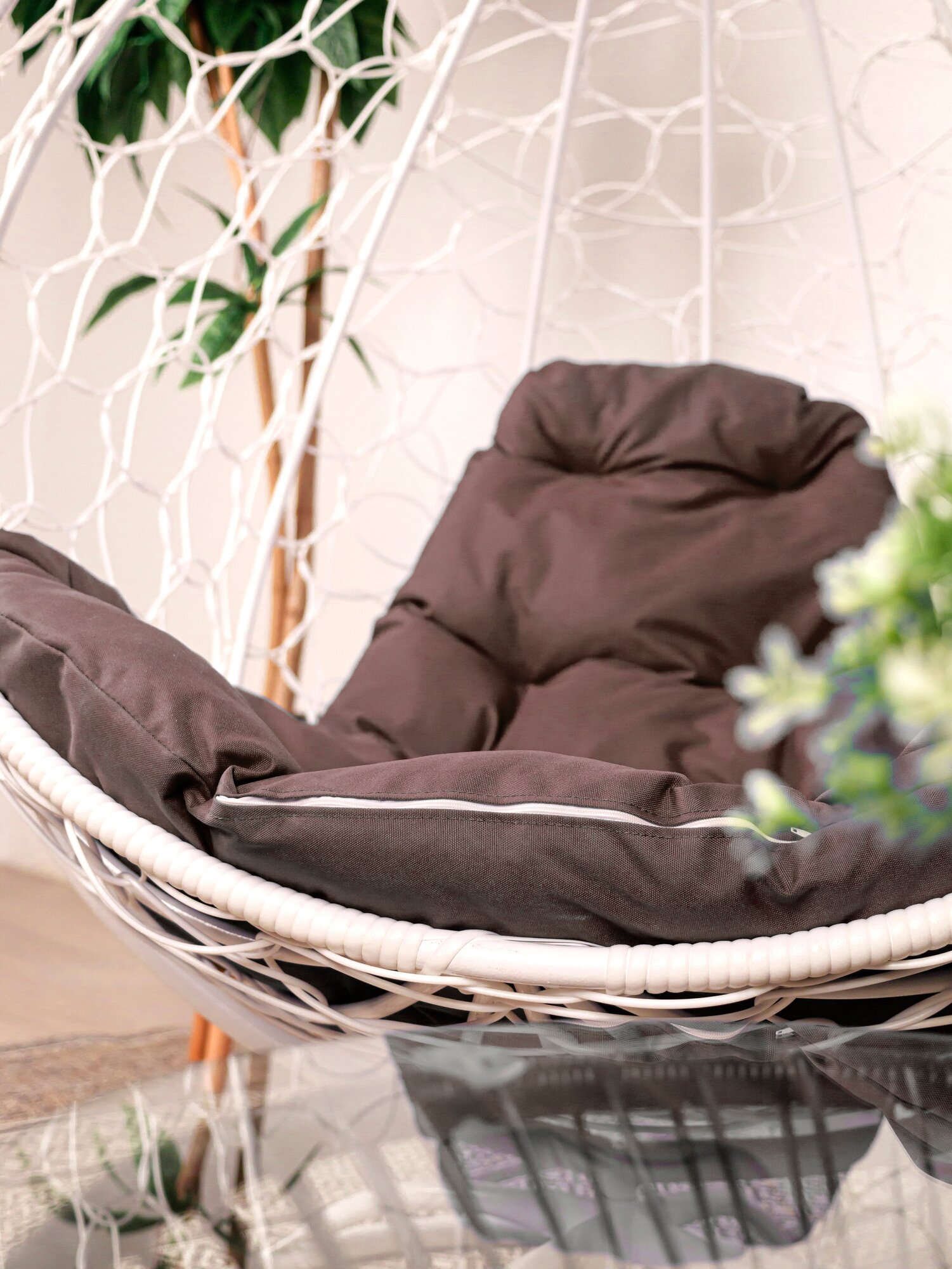 Вращающееся кресло круг с ротангом белое, коричневая подушка - фотография № 2