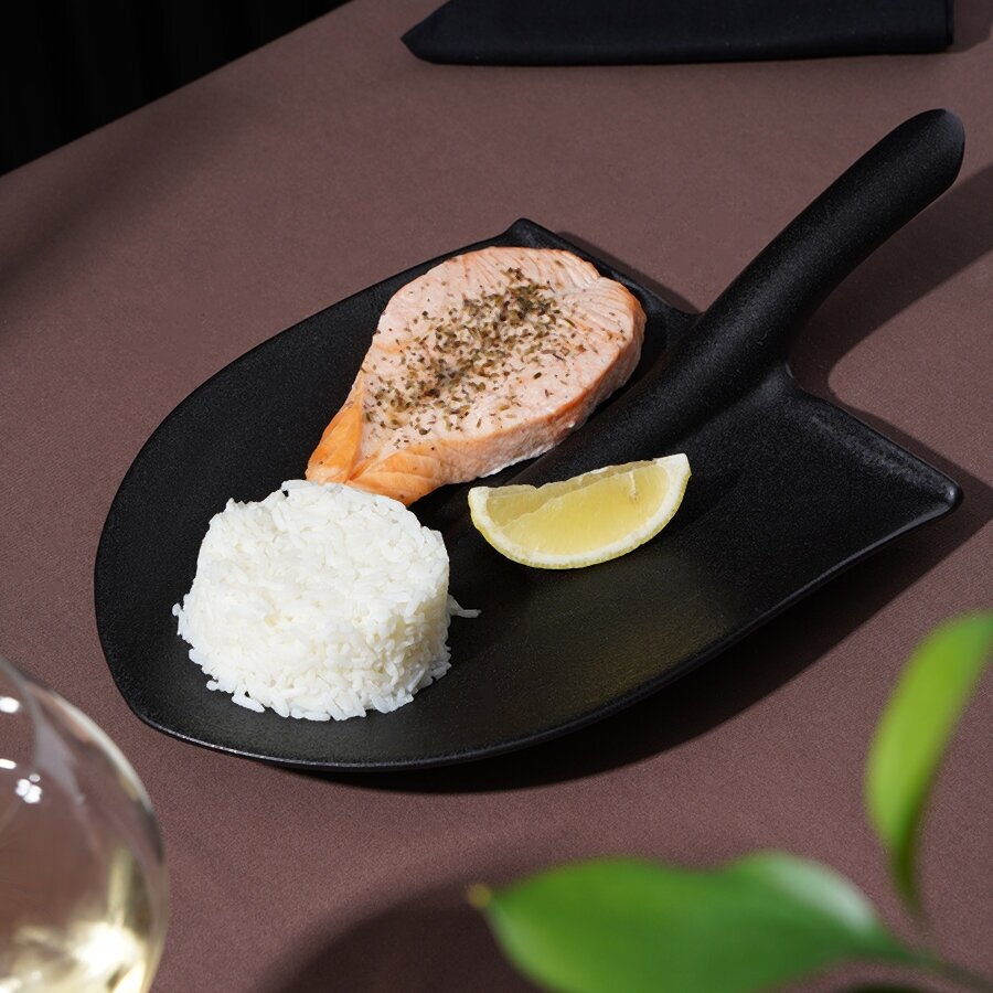 Блюдо фарфоровое для подачи Magistro Carbon «Лопатка», 35,5×20,2 см, цвет чёрный - фотография № 6