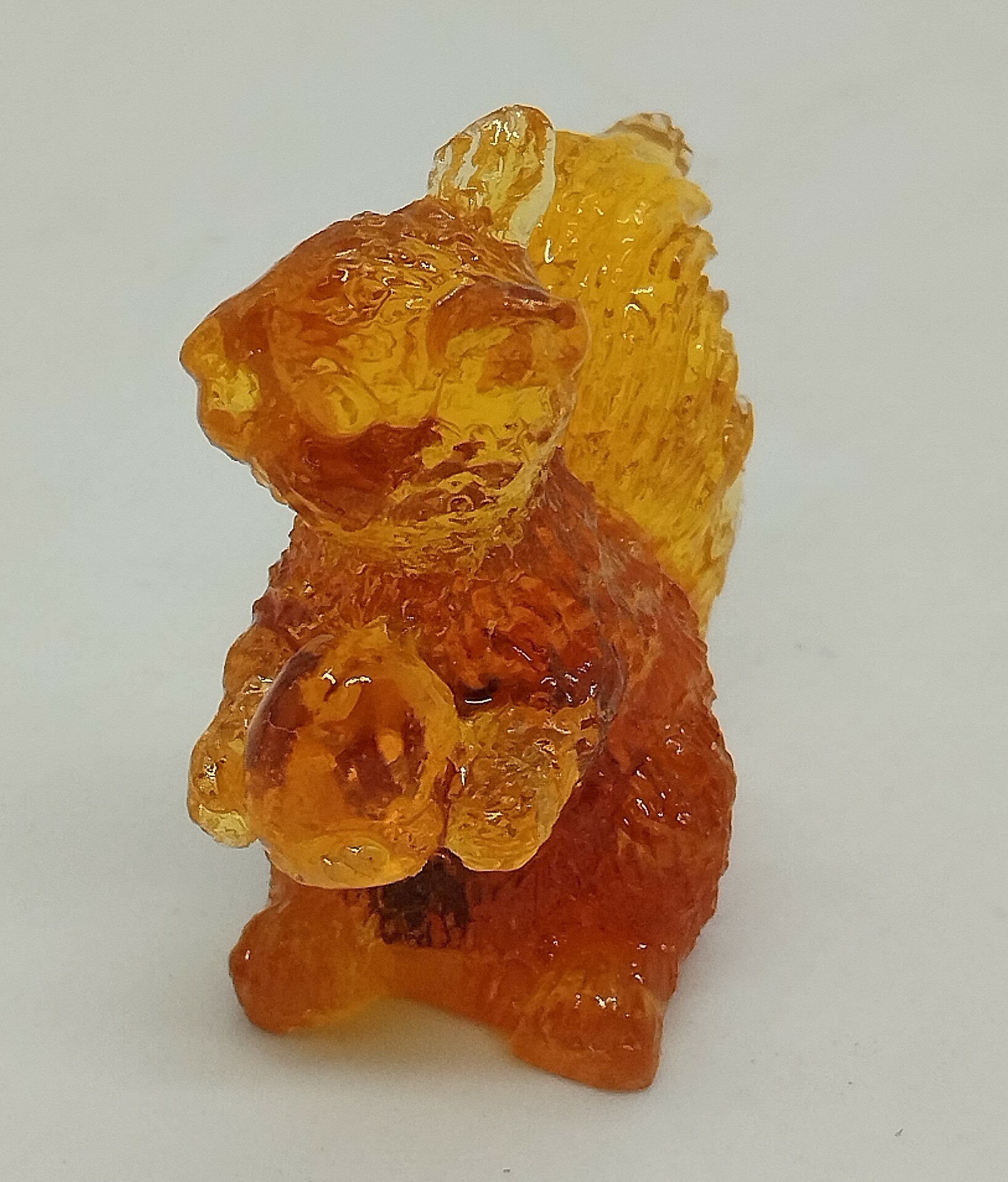 Янтарная фигурка Белочка с орешком 13 грамм. — фото 1