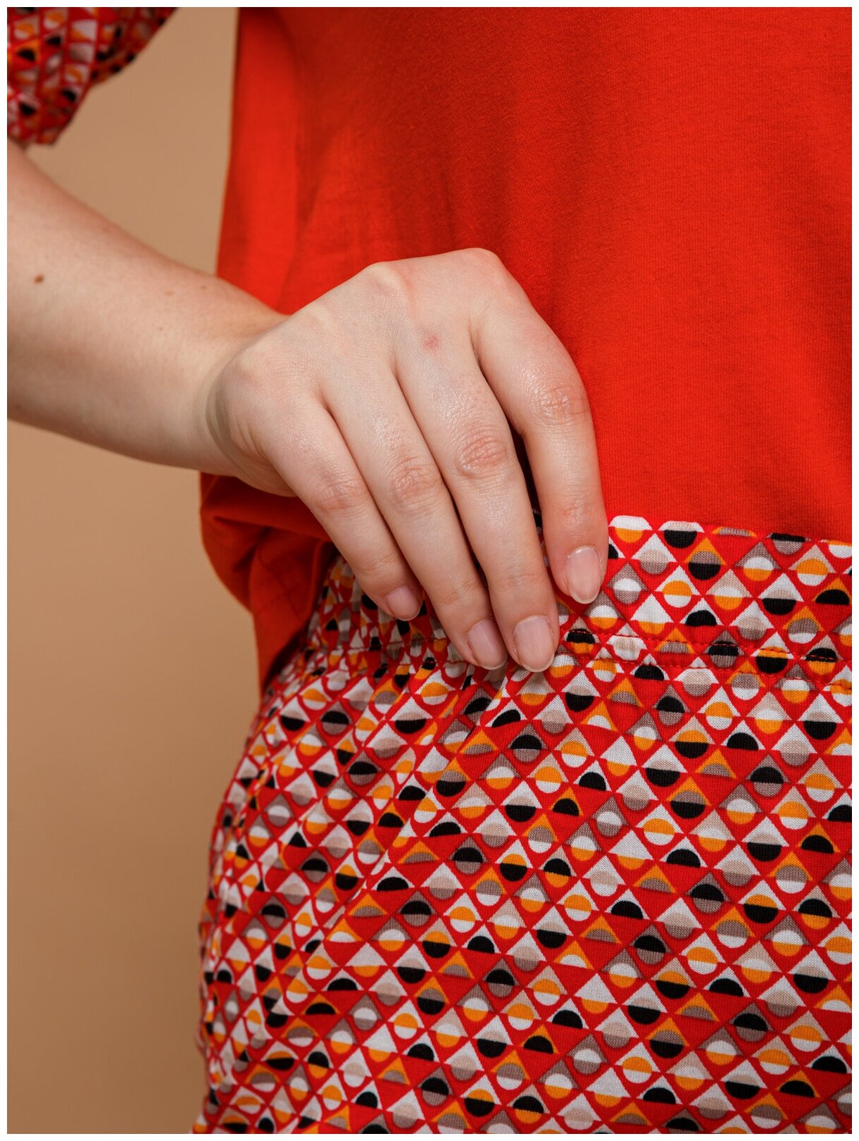Домашняя женская пижама Алтекс с футболкой и бриджами красная, размер 60 - фотография № 9